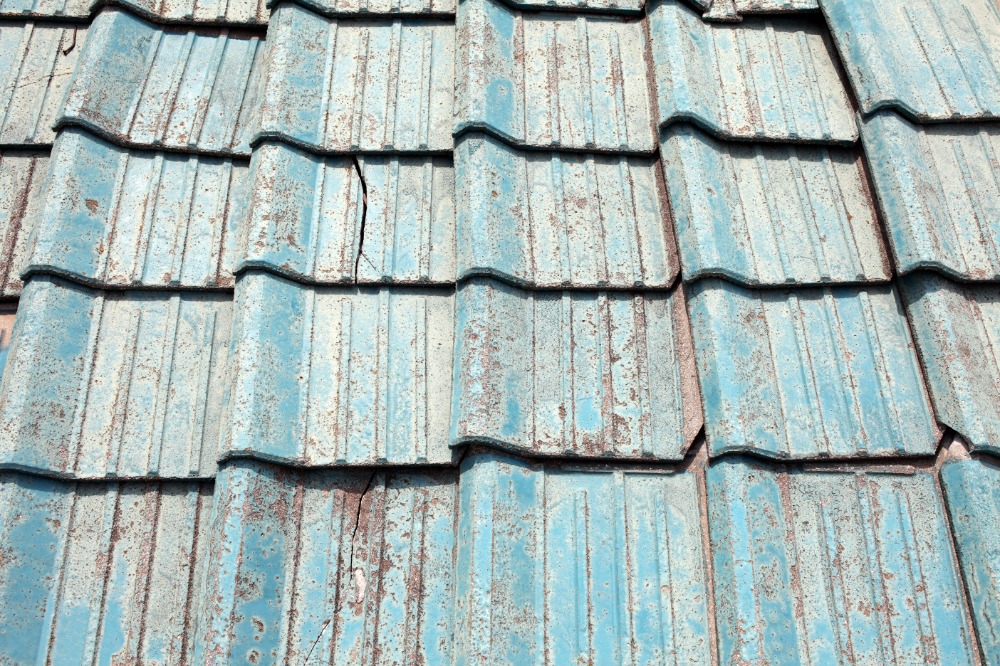 屋根の老朽化の修理